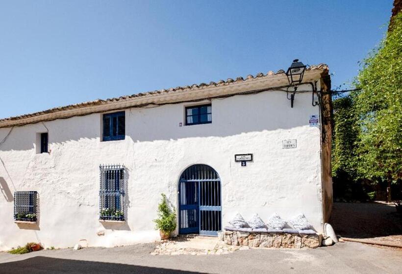 تختخواب و صبحانه Little Vine