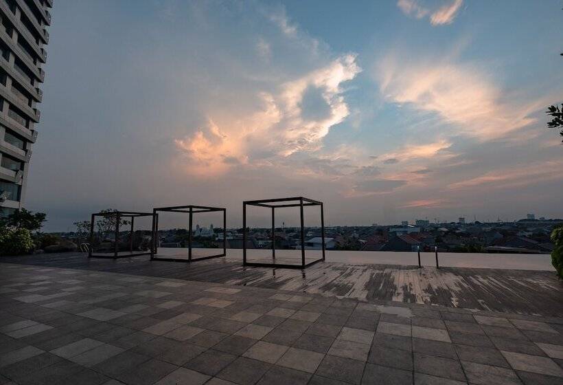 هتل Oyo 2245 Apartment Grand Kamala Lagoon