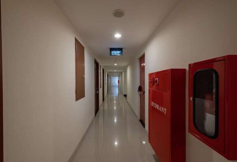 هتل Oyo 2245 Apartment Grand Kamala Lagoon