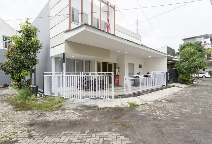 بنسيون Reddoorz Syariah @ Griya Shanta Malang