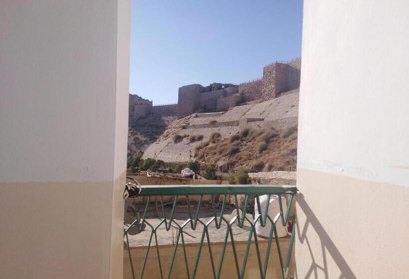 پانسیون The Old House