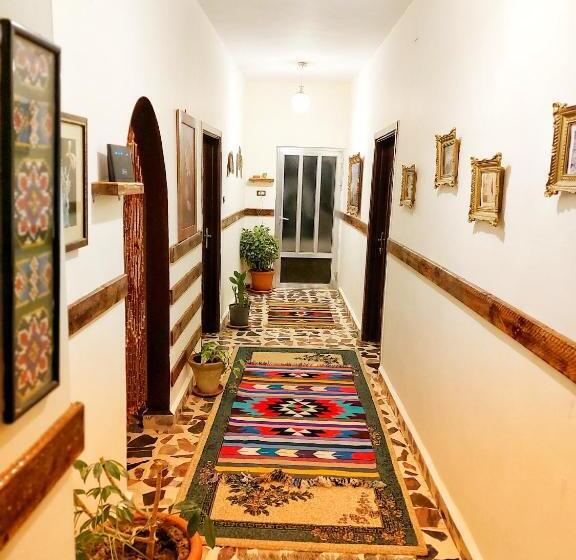 پانسیون The Old House