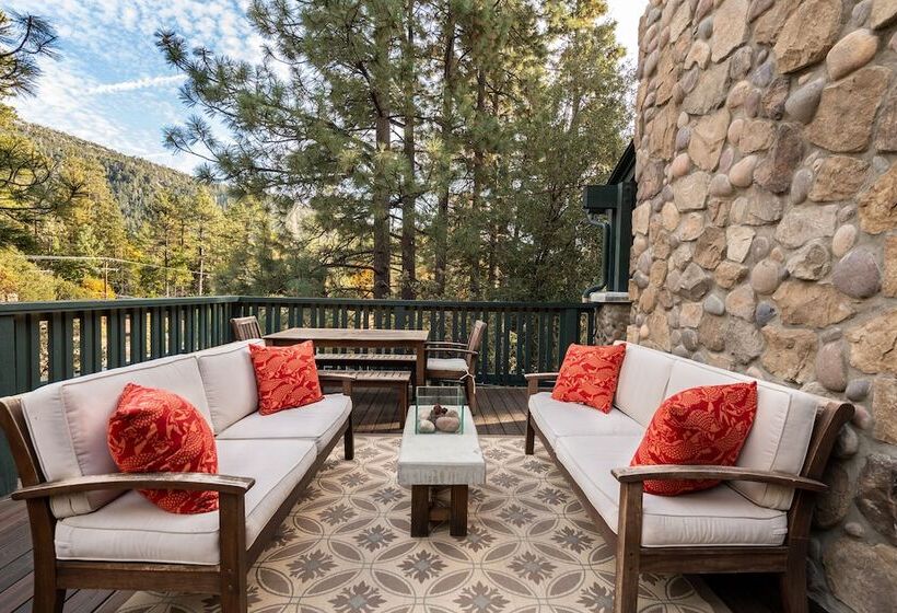 민박 The Grand Idyllwild Lodge