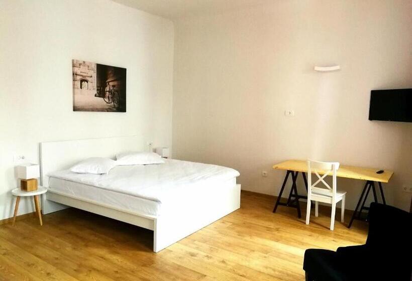 Пансион Jules Home