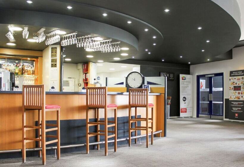בית מלון כפרי Ibis Cardiff Gate  International Business Park