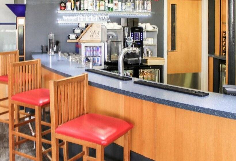 בית מלון כפרי Ibis Cardiff Gate  International Business Park