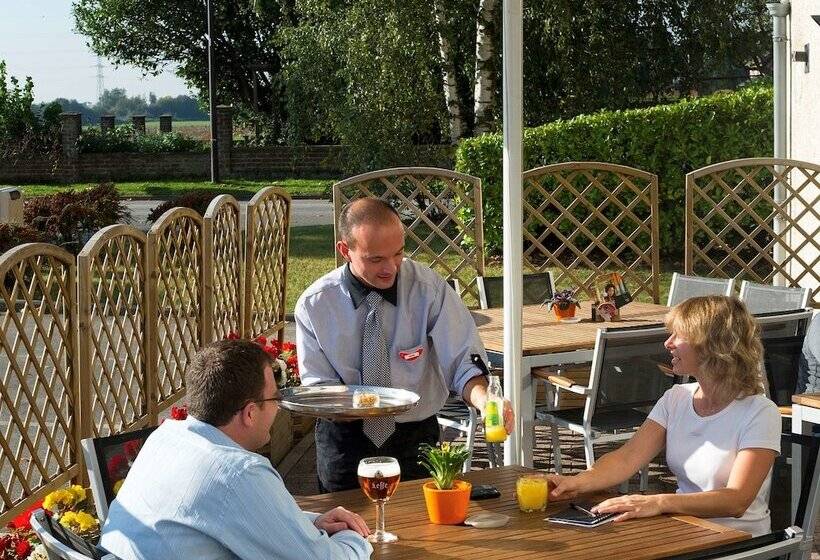 בית מלון כפרי Ibis Charleroi Airport Brussels South