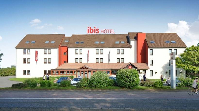 בית מלון כפרי Ibis Charleroi Airport Brussels South