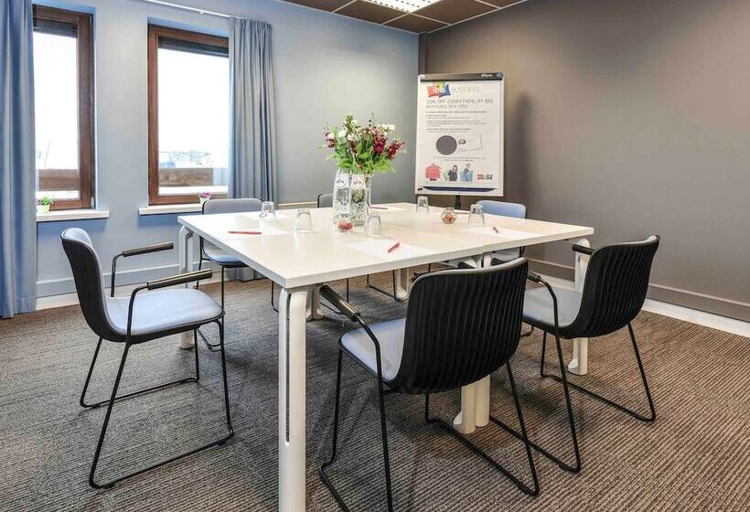 בית מלון כפרי Ibis Charleroi Airport Brussels South