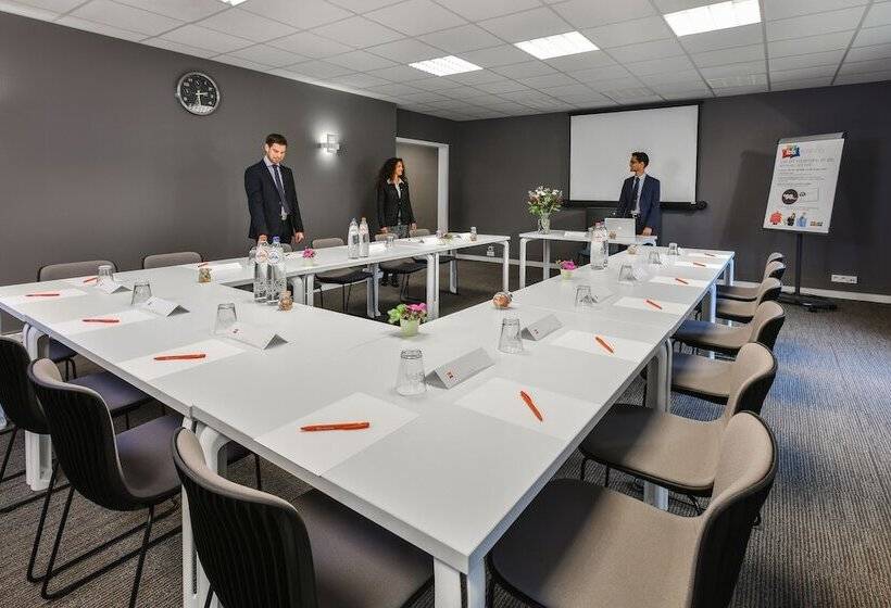 בית מלון כפרי Ibis Charleroi Airport Brussels South