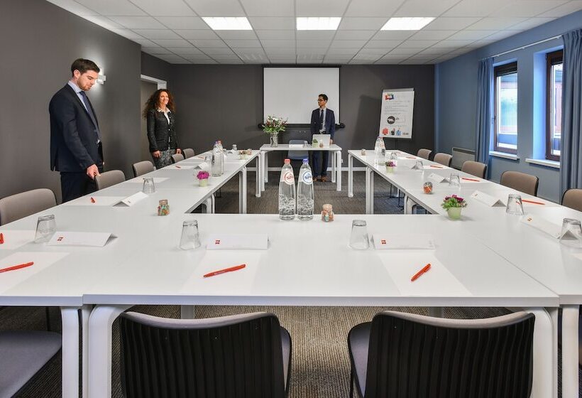 בית מלון כפרי Ibis Charleroi Airport Brussels South