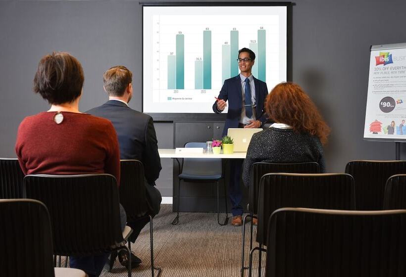 בית מלון כפרי Ibis Charleroi Airport Brussels South