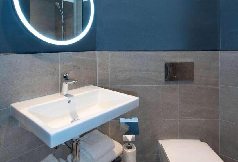 Отель Ibis Styles London Gatwick Airport