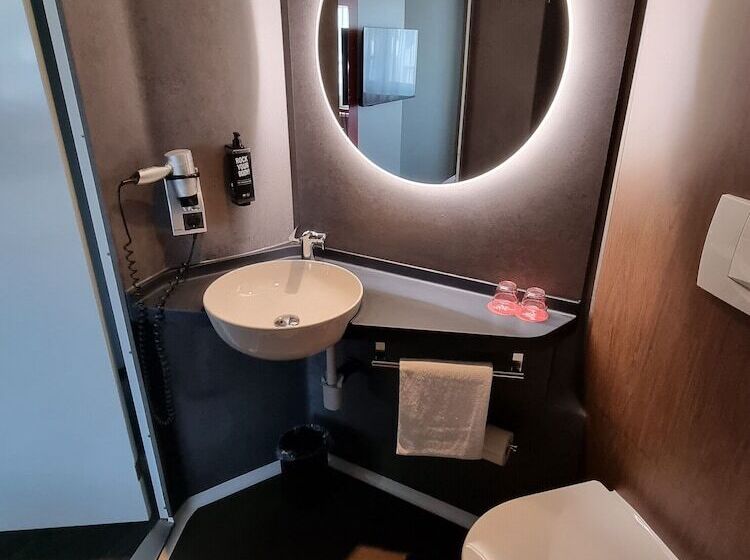 בית מלון כפרי Ibis Luebeck City