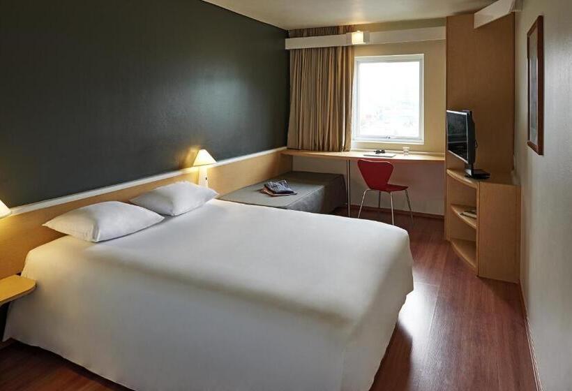 ホテル Ibis Monterrey Valle