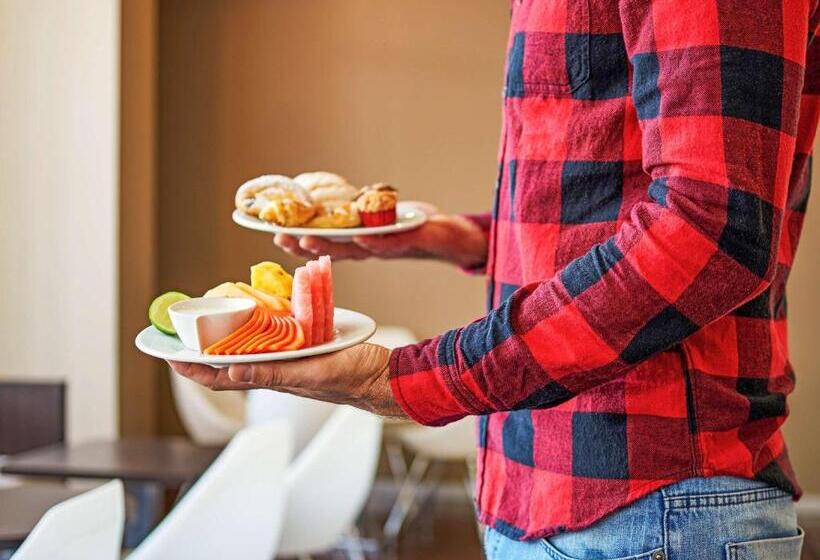 ホテル Ibis Monterrey Valle