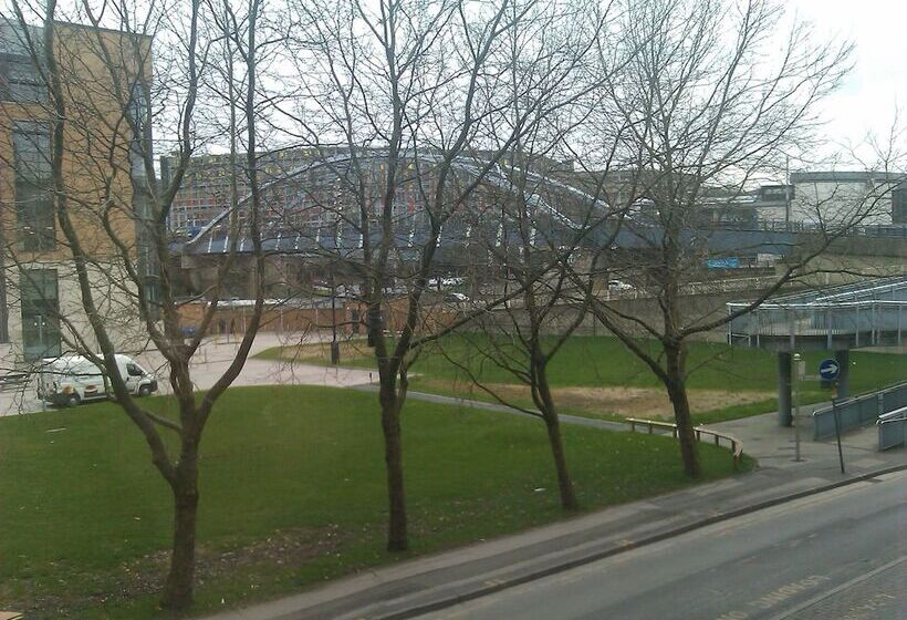 בית מלון כפרי Ibis Sheffield City