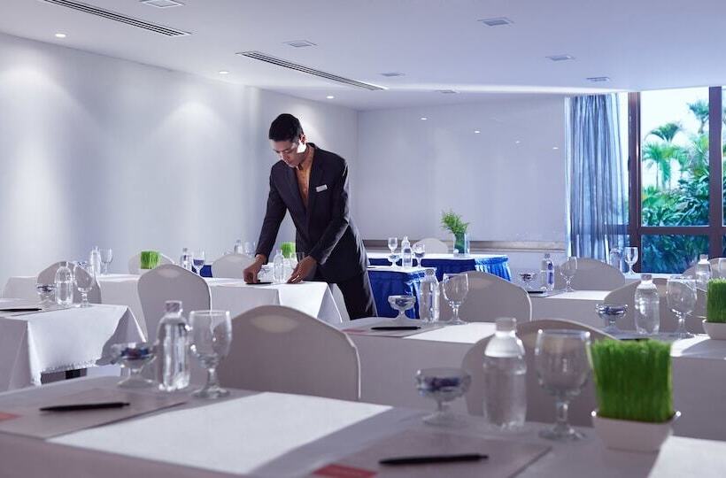 Отель Parkroyal Saigon