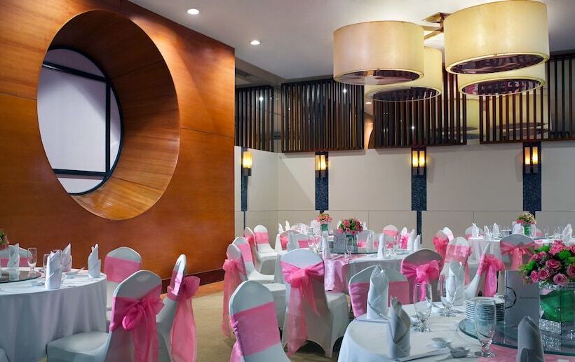 Отель Parkroyal Saigon