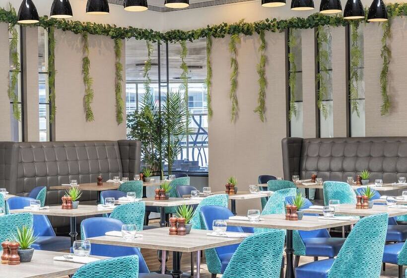 Отель Sofitel London Gatwick