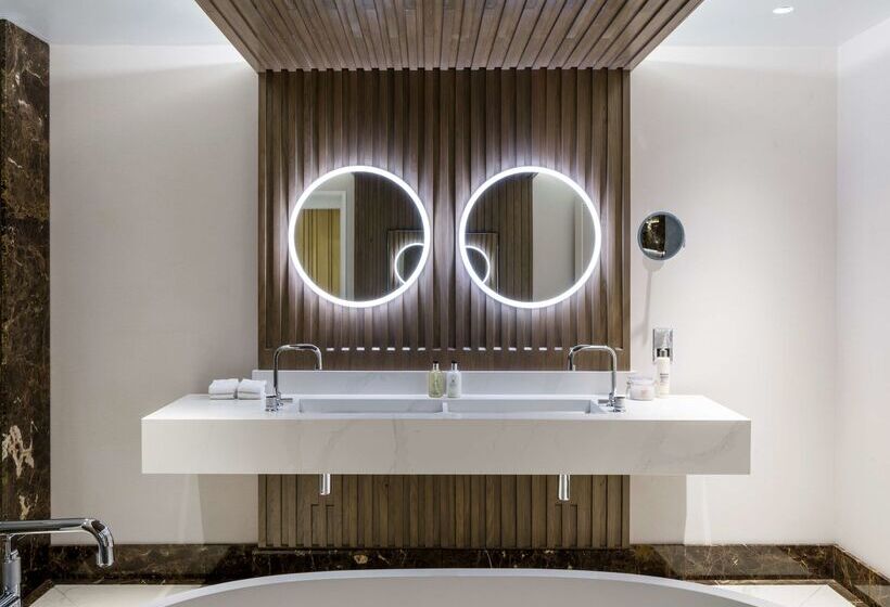 Отель The Lowry