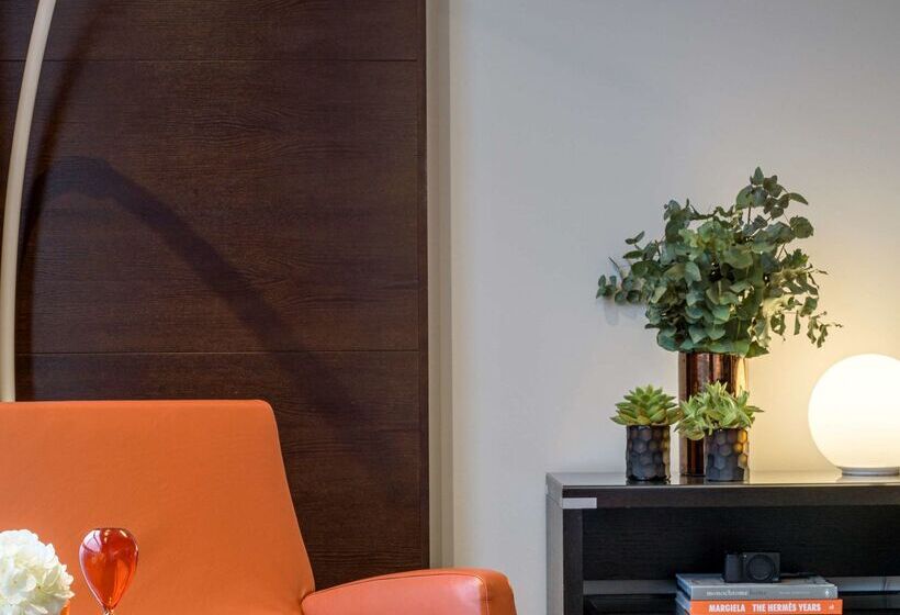 Отель The Lowry