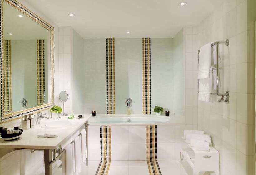 Отель The Lowry