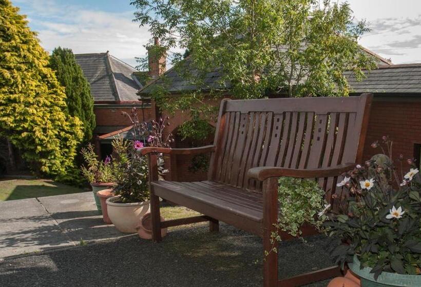 Отель The Old Schoolhouse Inn