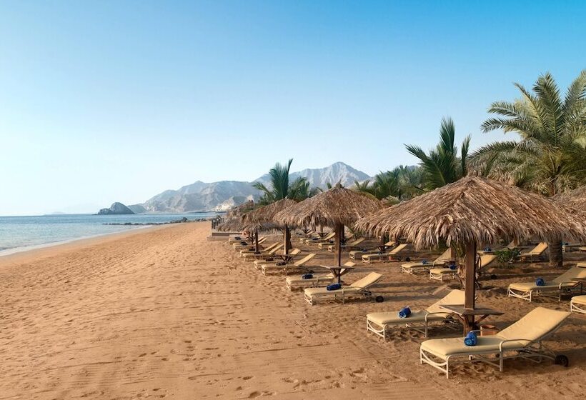 Le Méridien Al Aqah Beach Resort