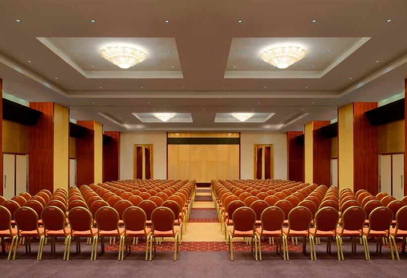 Le Méridien Al Aqah Beach Resort