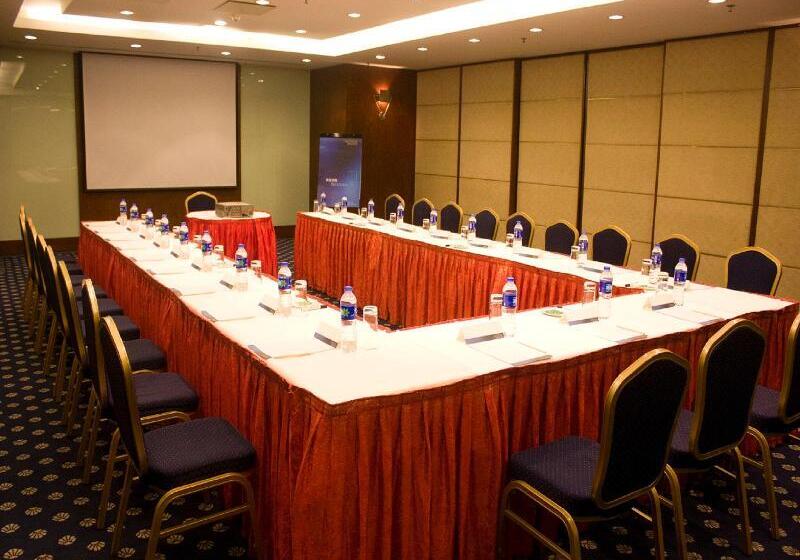 Novotel Atlantis Shanghai   Breakfast In The Clouds With River View In The Revolving Restaurant