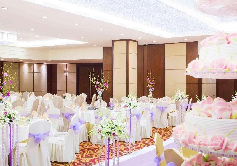 Novotel Atlantis Shanghai   Breakfast In The Clouds With River View In The Revolving Restaurant