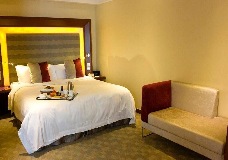 Novotel Atlantis Shanghai   Breakfast In The Clouds With River View In The Revolving Restaurant