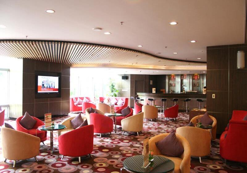 Novotel Atlantis Shanghai   Breakfast In The Clouds With River View In The Revolving Restaurant