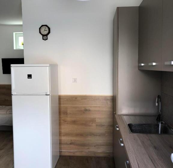 ペンション Avas Apartman