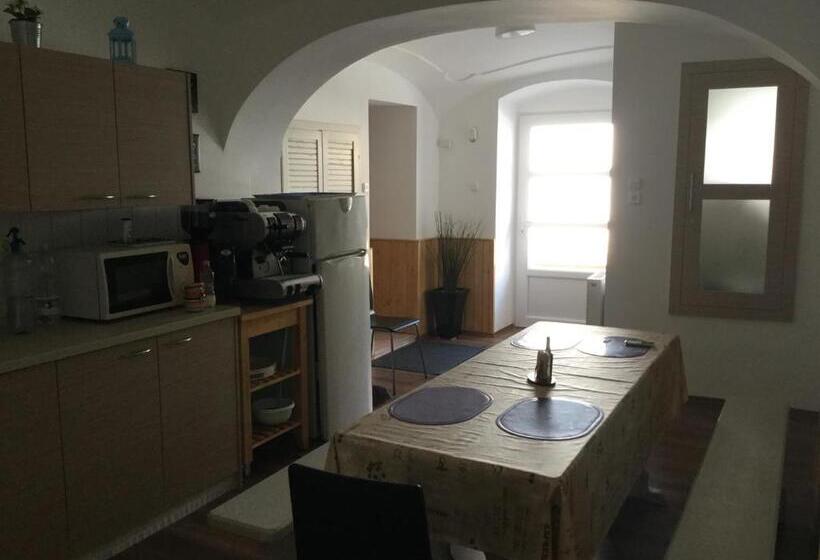 ペンション Avas Apartman