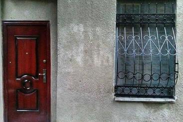 پانسیون Private Rooms In The City Center   Chonqadze 9