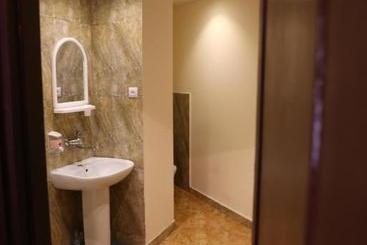 پانسیون Private Rooms In The City Center   Chonqadze 9