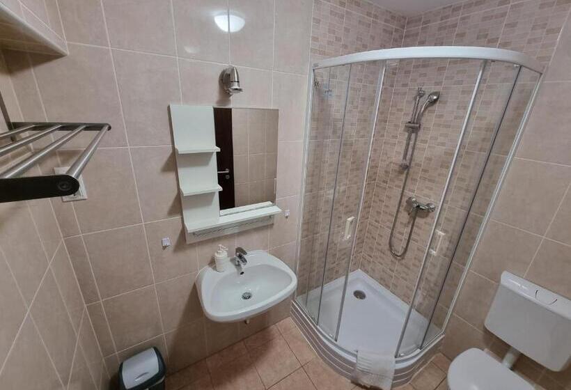 ペンション ádám Apartmanház