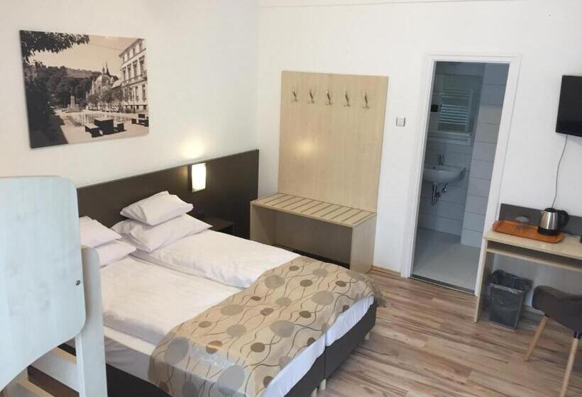 פנסיון Pizza Tábor Apartman