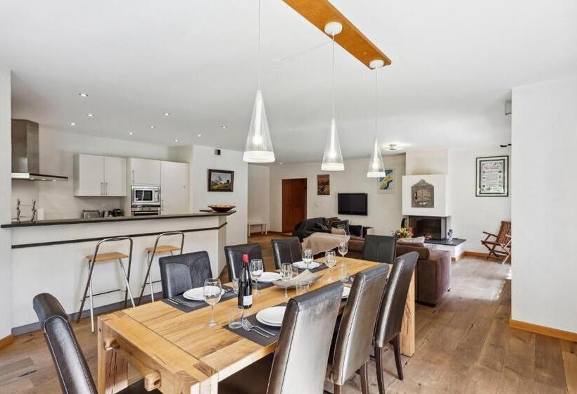 The Lodge By Mrs Miggins