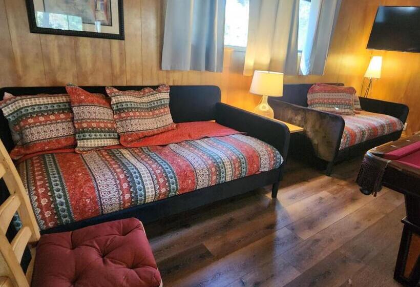 호스텔 Silver Pines Lodge