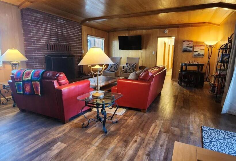 호스텔 Silver Pines Lodge