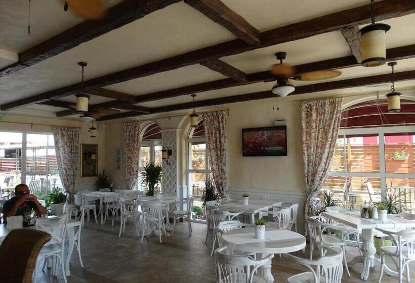 בית מלון כפרי The Step Family