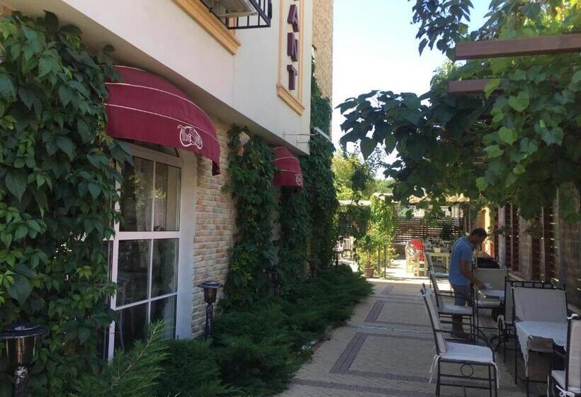 בית מלון כפרי The Step Family