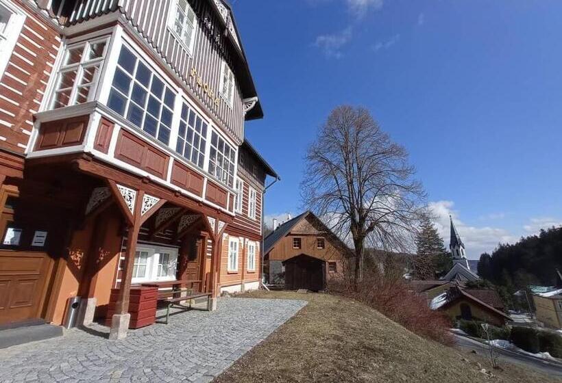 پانسیون Penzion Flora