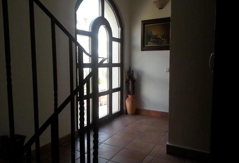 پانسیون Villa Sara Guesthouse