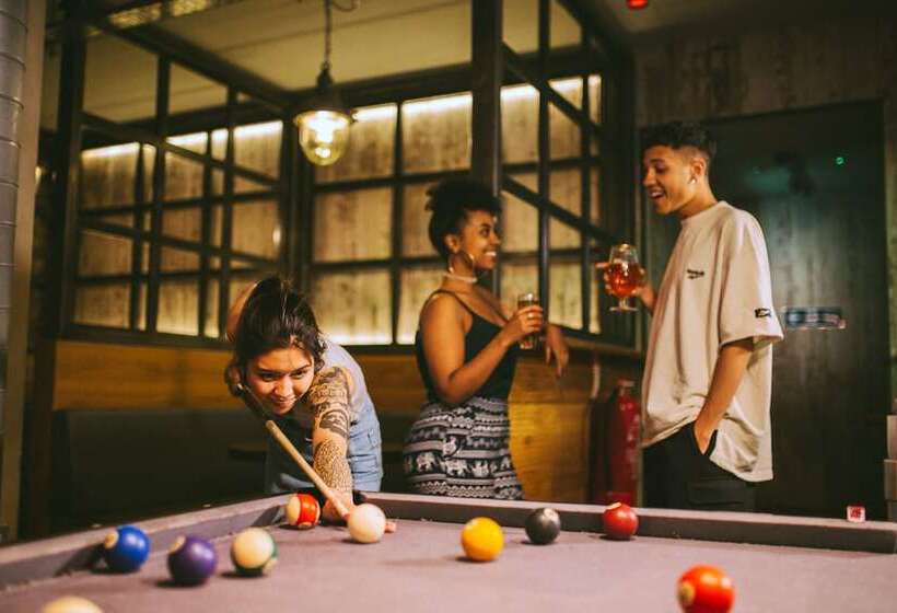 هاستل Generator London