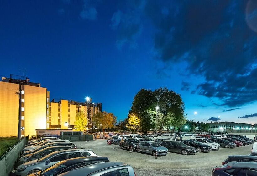 هتل Bologna Airport