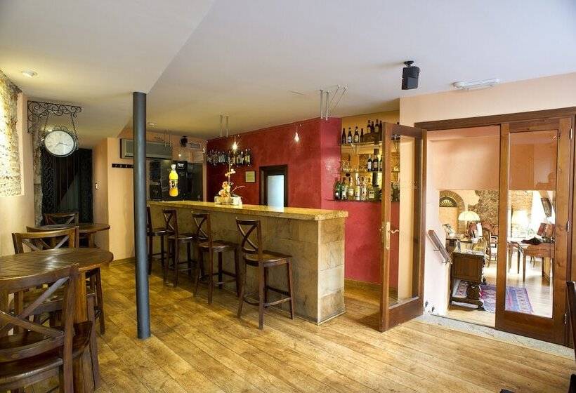 هتل Don Carlos Cáceres